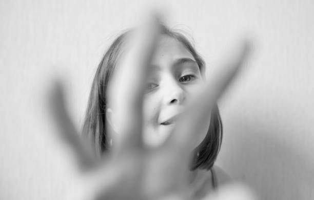 The little girl defends herself with her own hands
