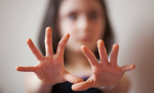 The little girl defends herself with her own hands