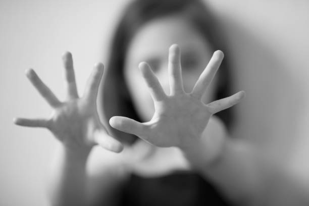 The little girl defends herself with her own hands