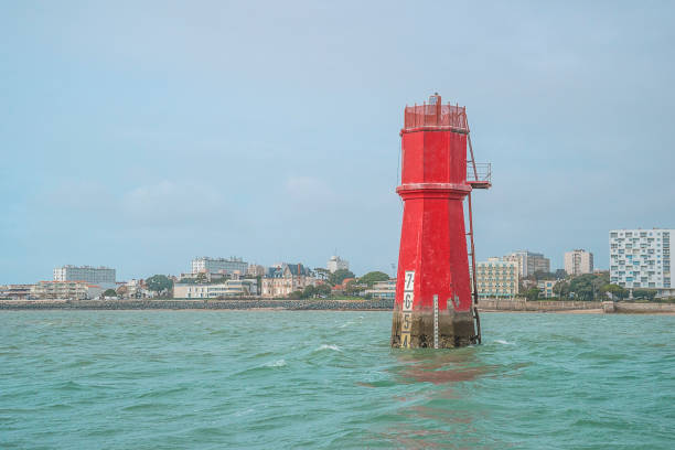 czerwona latarnia morska na oceanie atlantyckim w pobliżu la rochelle - beacon la mola architecture and buildings travel locations zdjęcia i obrazy z banku zdjęć