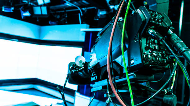 professional tripod crane screen display on a television studio - filmando com guindaste imagens e fotografias de stock