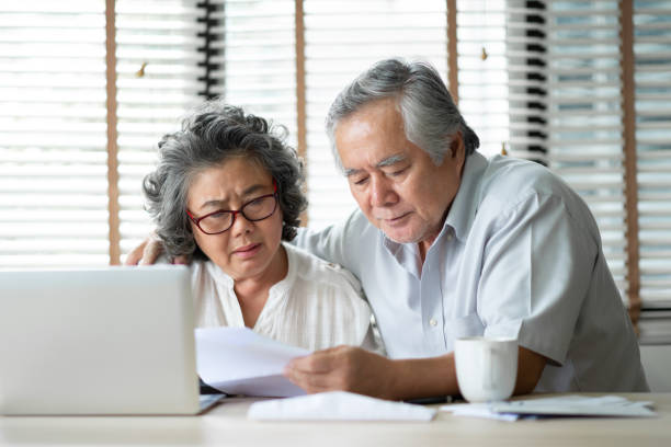 пожилые пары рассчитывают свои ежемесячные расходы. - credit card credit crunch e commerce debt стоковые фото и изображения