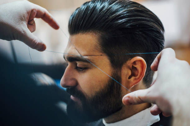 crop barber gwintowanie brwi klienta - threaded zdjęcia i obrazy z banku zdjęć