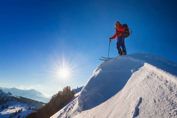 skibergsteiger genießen die sonne auf dem gipfel-alpen - sunrise european alps mountain alpenglow stock-fotos und bilder