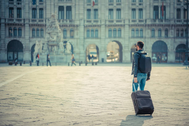 Man Crossing the City Square - fotografia de stock