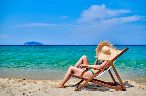 donna in bikini sulla spiaggia - vacations halkidiki beach sand foto e immagini stock