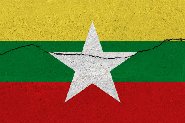 bandeira de burma no muro de cimento com rachadura - burmese flag - fotografias e filmes do acervo