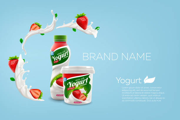 reklamy jogurt truskawkowy z markowym słoikiem i butelką na jasnym tle z mlekiem splash komercyjnych produktów makiety wektor realistycznej ilustracji - yogurt jar cream milk stock illustrations