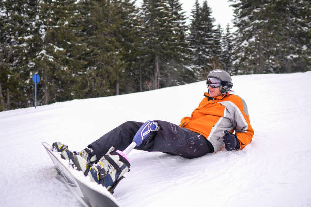 istock Amputee Snowboarder with Prosthetic Leg 1136249000