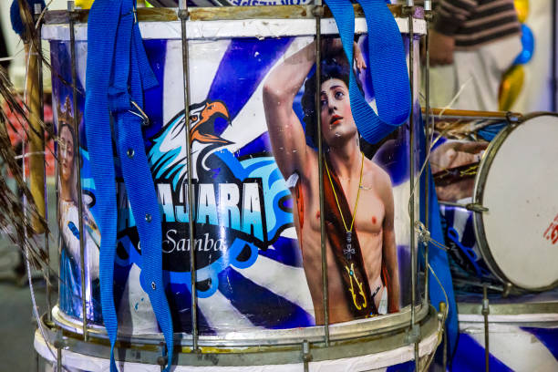 tamburo della scuola portela samba conosciuta come tabajara do samba, rio de janeiro, brasile - samba dancing dancing drum drumstick foto e immagini stock