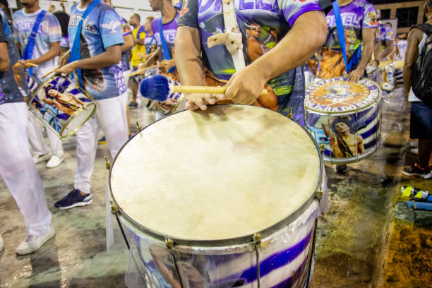 tamburo della scuola portela samba conosciuta come tabajara do samba, rio de janeiro, brasile - samba dancing dancing drum drumstick foto e immagini stock