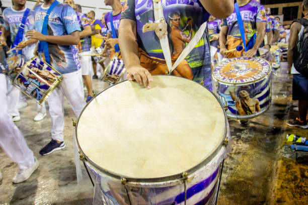 tamburo della scuola portela samba conosciuta come tabajara do samba, rio de janeiro, brasile - samba dancing dancing drum drumstick foto e immagini stock