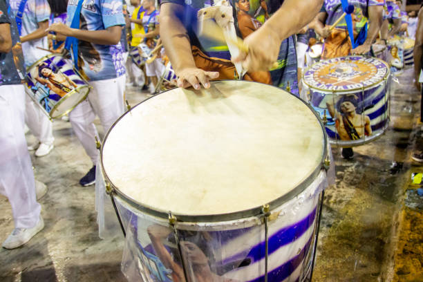 tamburo della scuola portela samba conosciuta come tabajara do samba, rio de janeiro, brasile - samba dancing dancing drum drumstick foto e immagini stock