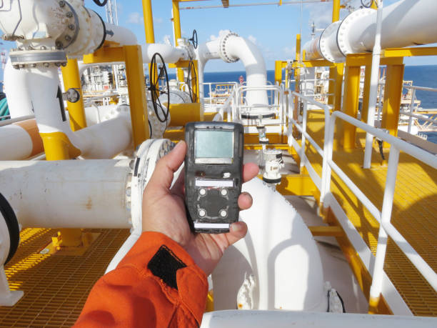 detector de gas personal de h2s, cheque fuga de gas. concepto de seguridad del sistema de seguridad en la plataforma de procesamiento de petróleo y gas offshore, detector de gas de retención manual. - escape from it all audio fotografías e imágenes de stock