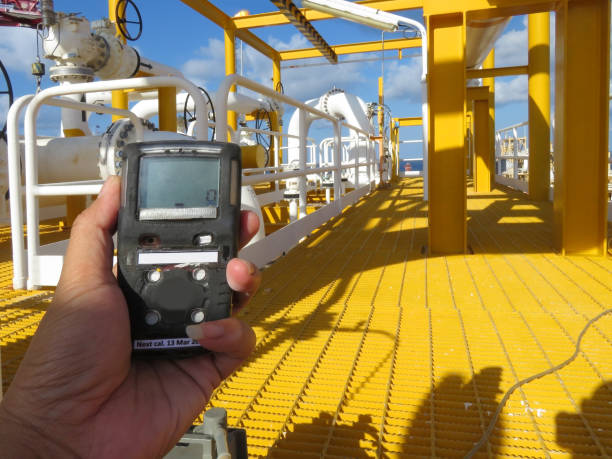 detector de gas personal de h2s, cheque fuga de gas. concepto de seguridad del sistema de seguridad en la plataforma de procesamiento de petróleo y gas offshore, detector de gas de retención manual. - escape from it all audio fotografías e imágenes de stock