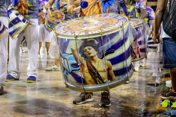 tamburo della scuola portela samba conosciuta come tabajara do samba, rio de janeiro, brasile - samba dancing dancing drum drumstick foto e immagini stock