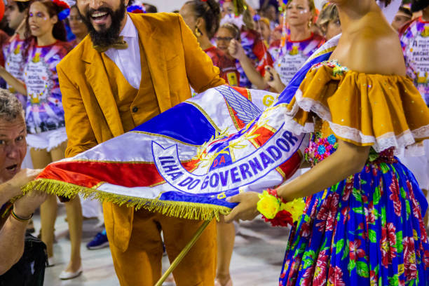 bandiera della scuola di samba unione dell'isola, marques de sapucai, rio de janeiro, brasile - samba school parade foto e immagini stock