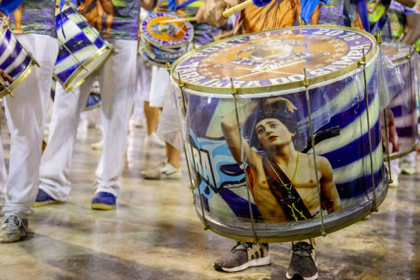 tamburo della scuola portela samba conosciuta come tabajara do samba, rio de janeiro, brasile - samba dancing dancing drum drumstick foto e immagini stock