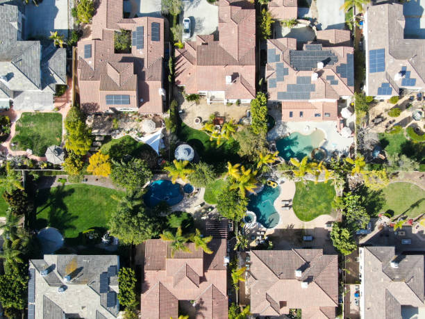 vista aérea vecindario suburbano con idénticas villas ricas al lado de la otra. san diego, california, estados unidos - aerial view building exterior suburb neighbor fotografías e imágenes de stock