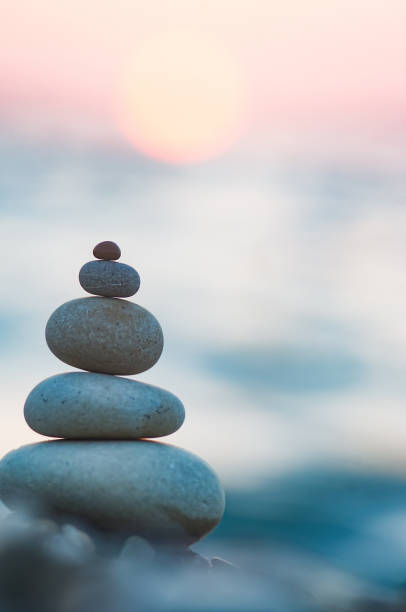 小石のビーチに禅の石の積み重ね - balance stability people zen like ストックフォトと画像