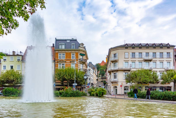 парк на площади августаплац в баден-бадене, германия - baden baden green street fountain стоковые фото и изображения