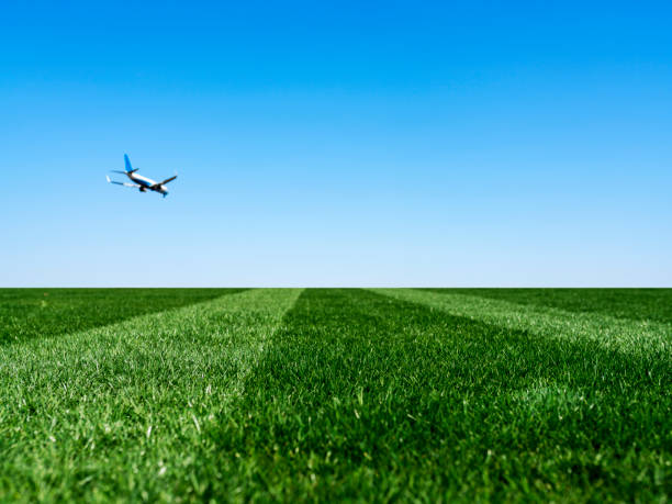 atterraggio aereo - runway airport sky wet foto e immagini stock