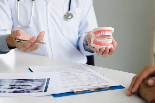 asiatische zahnärzte erklären über die mundprobleme des patienten und sprechen über behandlungszähne im büroraum. - laboratory dentures dental hygiene human teeth stock-fotos und bilder