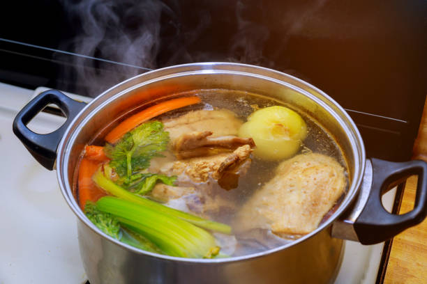 sopa de pollo ingredientes caldo zanahorias pollo con verduras - hervido fotografías e imágenes de stock