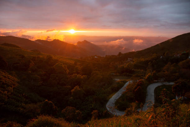 красивая сцена - точка зрения doi pha tang chiang rai, таиланд. - doi pha tang стоковые фото и изображения