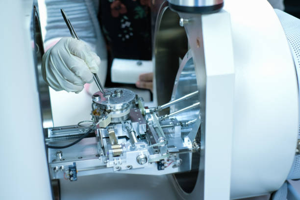 Scientist is preparation of nanomaterials for Scanning Electron Microscope (SEM) machine in laboratory Scientist is preparation of nanomaterials for Scanning Electron Microscope (SEM) machine in laboratory electron microscope stock pictures, royalty-free photos & images
