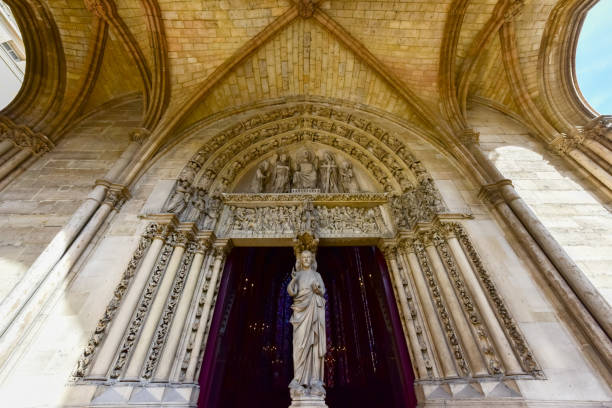 istock Sainte-Chapelle-Paris, France 1136310085