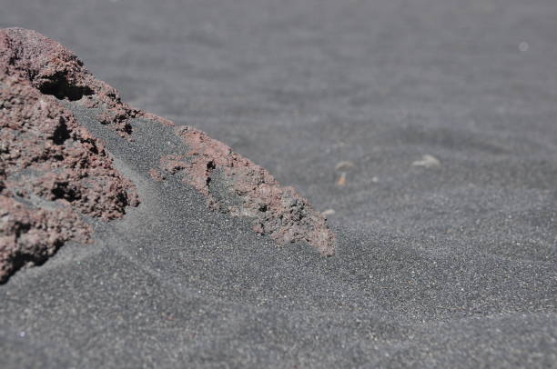 코스타리카에서이 라 즈 화산. 보호 장벽을 가진 구름에 있는 분화구. 용암의 파편. - seismologist 뉴스 사진 이미지