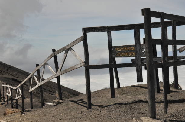 irazu volcano in costa rica. crater in clouds with protective barriers. fragments of lava and pumice. - seismologist imagens e fotografias de stock