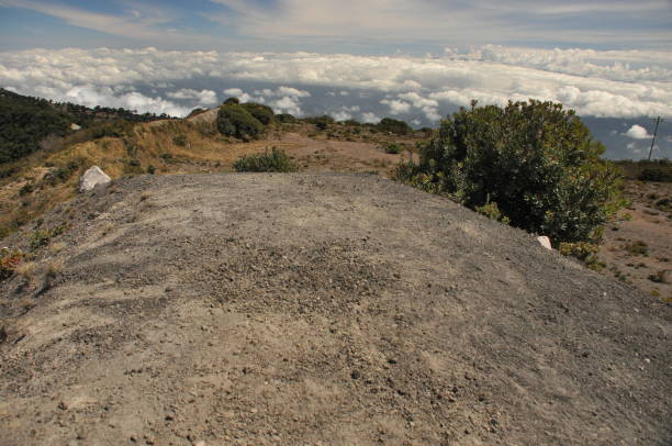 코스타리카에서이 라 즈 화산. 보호 장벽을 가진 구름에 있는 분�화구. 용암의 파편. - seismologist 뉴스 사진 이미지