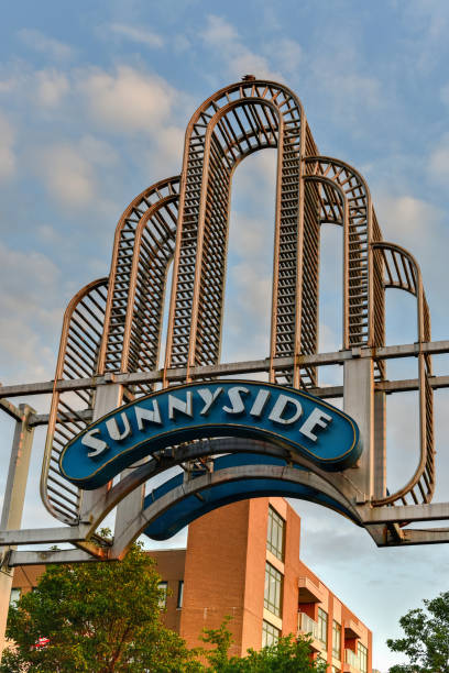 sunnyside arch - queens, new york - sunnyside imagens e fotografias de stock