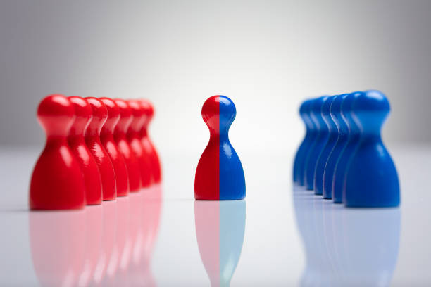 fusión de peones rojos y azules - chess pawn red blue leisure games fotografías e imágenes de stock