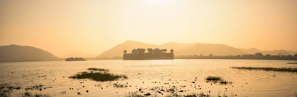 panorámica hermosa jal mahal en el lago sagar hombre en el amanecer, la ciudad de jaipur del estado indio de rajasthan en el norte de la india. - city of sunrise sunrise time travel locations fotografías e imágenes de stock