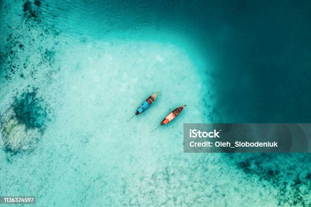 Szenische Luftaufnahme Von Zwei Booten Auf See In Thailand Stockfoto und mehr Bilder von Thailand