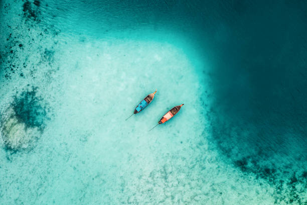 panorámica vista aérea de dos barcos en el mar en tailandia - arriba de fotos fotografías e imágenes de stock