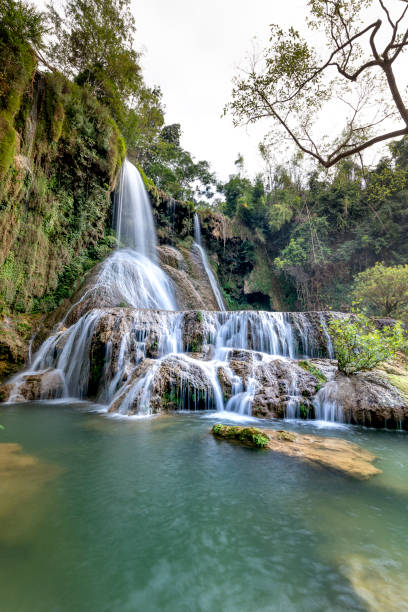 cascata dai yem. questa è una bella cascata a moc chau, provincia di son la, vietnam - length south high up climate foto e immagini stock