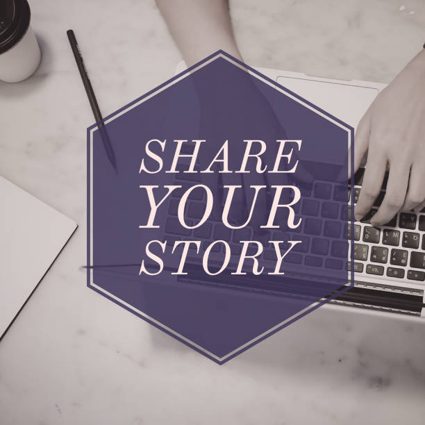 Condividi la tua parola sulla storia sulla mano delle donne usando il laptop - foto stock