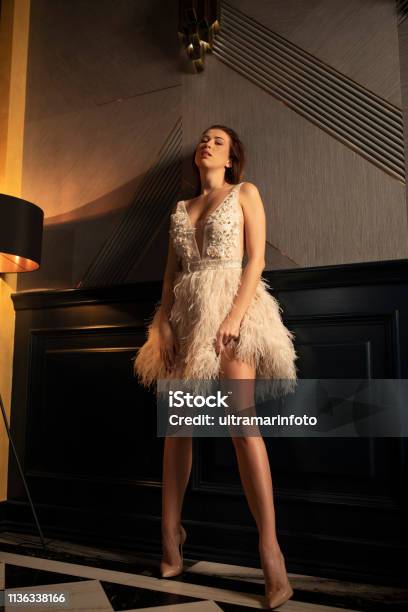Hermosas Mujeres Retrato De Moda Las Mujeres Jóvenes Vestidos Con Elegancia Estilos De Vida En Un Hermosas Mujeres Retrato De Moda Las Mujeres Jóvenes Vestidos Con Elegancia Estilos De Vida En Un