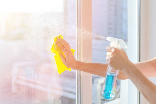 руки с окном для чистки салфеток. мытье стекла на окнах с помощью чистящего сп�рея - cleaning house cleaner home interior стоковые фото и изображения
