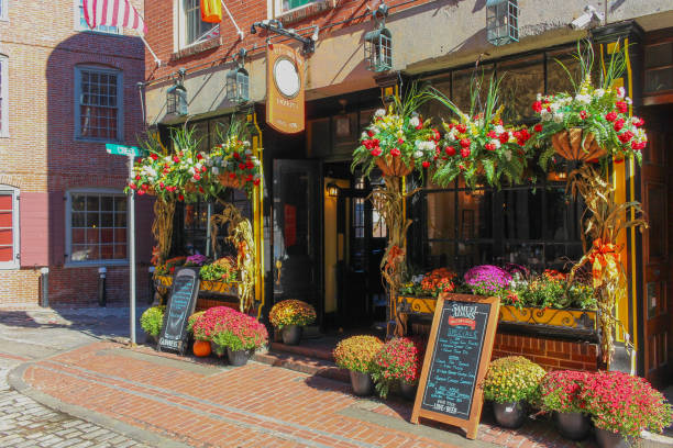 flowershop coloré dans le centre-ville de boston - store facade window display outdoors photos et images de collection