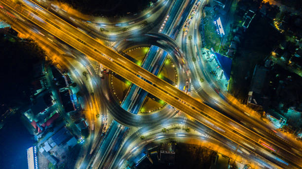 vue de dessus de l'intersection d'autoroute, de route et de cirque d'autoroute - traffic roundabout photos et images de collection