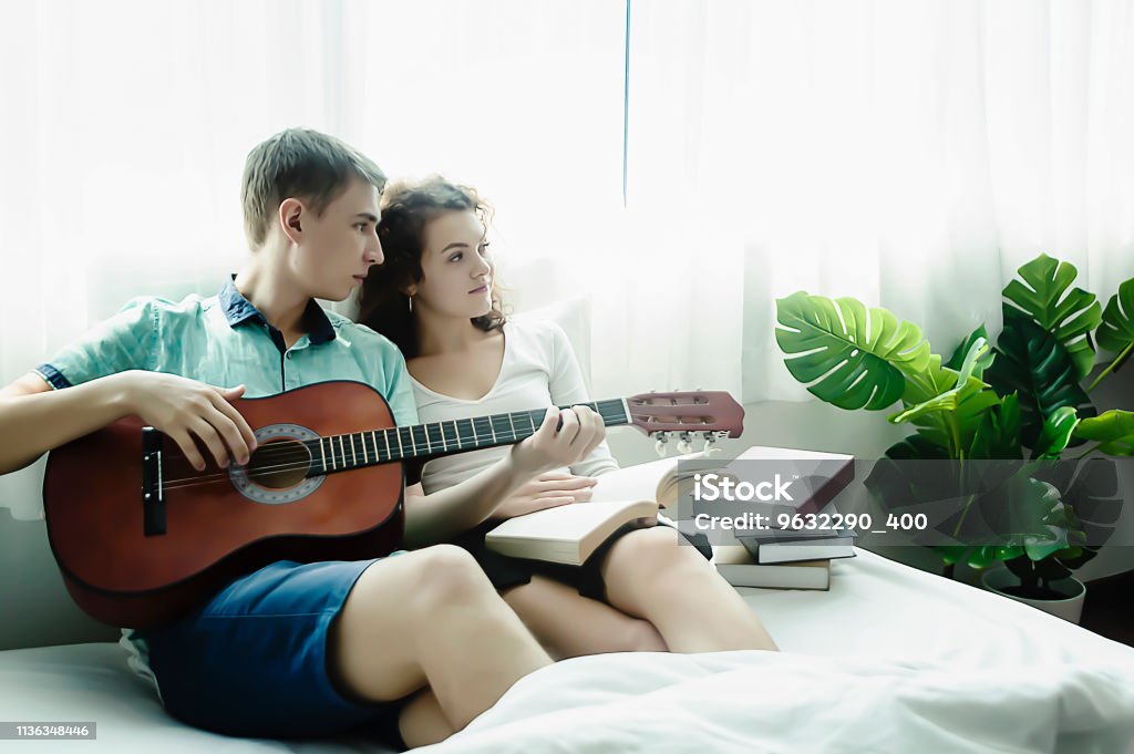 Romantisch Paar Het Spelen Van De Gitaar In Bed Samen Stockfoto en meer van leven - iStock