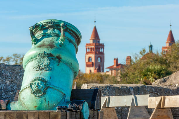 古いスペイン青銅合金モルタル - st augustine florida usa fort ストックフォトと画像