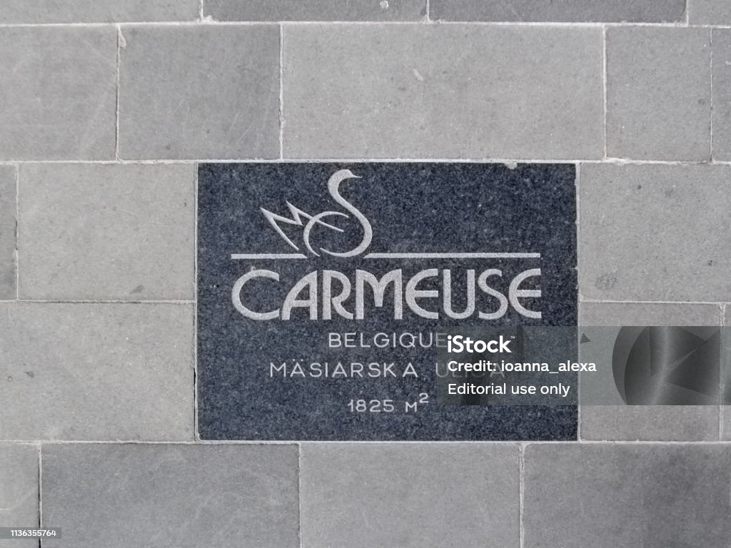 แผ่นป้ายสลักของ บริษัท เหมืองแร่เบลเยียม Carmeuse ซึ่งผลิตปูนขาวและหินปูน - ไม่มีค่าลิขสิทธิ์ Memorial ภาพสต็อก
