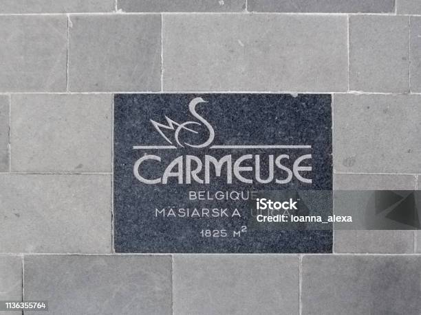 แผ่นป้ายสลักของ บริษัท เหมืองแร่เบลเยียม Carmeuse ซึ่งผลิตปูนขาวและหินปูน ภาพสต็อก - ดาวน์โหลดรูปภาพตอนนี้