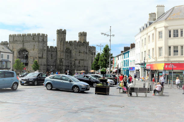 castle square, caernarfon, wales, royaume-uni - prince of wales photos et images de collection